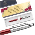 Czerwony Parker Jotter Kensington Red z grawerem i tabliczką na kartonowym pudełku
