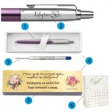 Zawartość zestawu Parker Jotter Victoria Violet: długopis, grawer, wkład, pudełko, tabliczka i torebka
