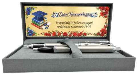 Pióro i długopis Parker IM Stainless Steel CT w otwartym pudełku ze złotą tabliczką na Dzień Nauczyciela