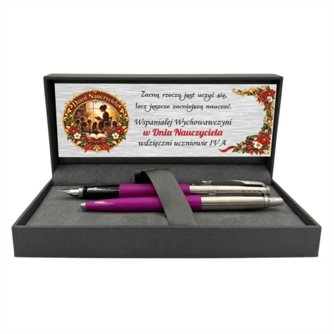 Pióro i długopis Parker Jotter Originals Magenta w otwartym pudełku z tabliczką na Dzień Nauczyciela