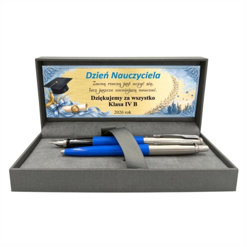 Niebieskie pióro i długopis Parker Jotter Originals w otwartym pudełku z tabliczką z dedykacją